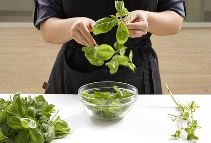 Фото шага рецепта Горячие бутерброды капрезе с домашним песто 152726 шаг 1  