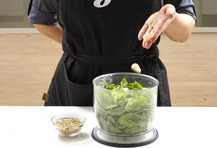 Фото шага рецепта Горячие бутерброды капрезе с домашним песто 152726 шаг 2  