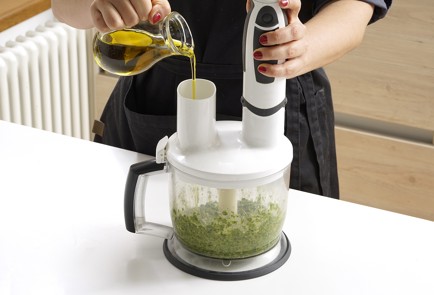 Фото шага рецепта Горячие бутерброды капрезе с домашним песто 152726 шаг 3  