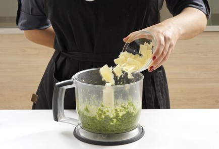 Фото шага рецепта Горячие бутерброды капрезе с домашним песто 152726 шаг 4  