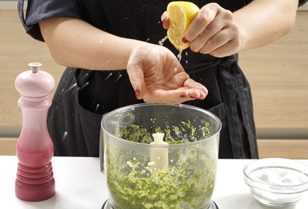 Фото шага рецепта Горячие бутерброды капрезе с домашним песто 152726 шаг 5  