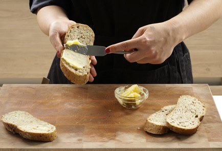 Фото шага рецепта Горячие бутерброды капрезе с домашним песто 152726 шаг 8  