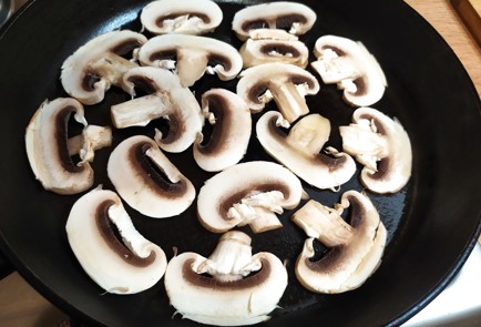 Фото шага рецепта Горячие бутерброды с грибами 189232 шаг 3  