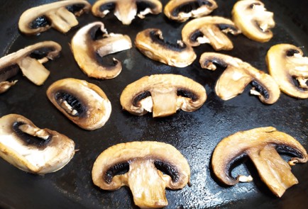 Фото шага рецепта Горячие бутерброды с грибами 189232 шаг 4  