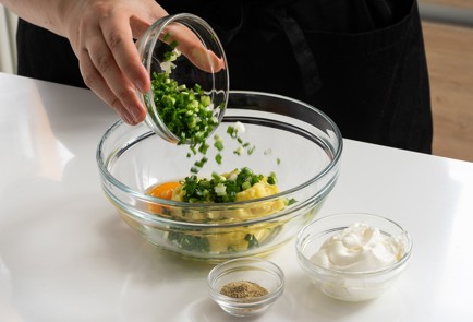 Фото шага рецепта Горячие бутерброды с картофелем и сыром 151011 шаг 2