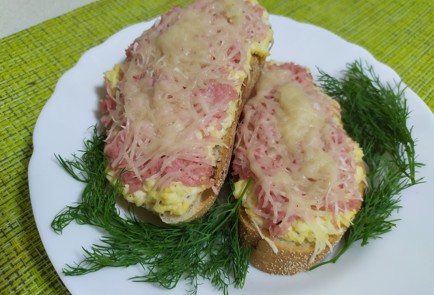 Фото шага рецепта Горячие бутерброды с яйцом колбасой и сыром 189836 шаг 10  