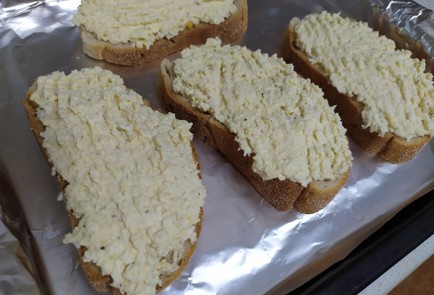 Фото шага рецепта Горячие бутерброды с яйцом колбасой и сыром 189836 шаг 7  