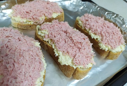 Фото шага рецепта Горячие бутерброды с яйцом колбасой и сыром 189836 шаг 8  