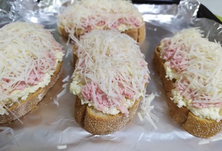 Фото шага рецепта Горячие бутерброды с яйцом колбасой и сыром 189836 шаг 9  