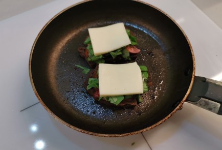 Фото шага рецепта Горячий бутерброд с колбасой 190536 шаг 11  