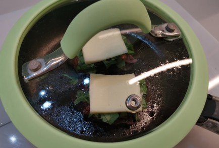 Фото шага рецепта Горячий бутерброд с колбасой 190536 шаг 12  