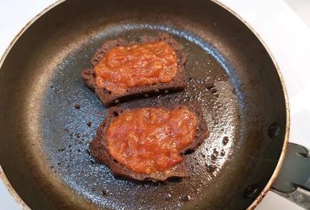 Фото шага рецепта Горячий бутерброд с колбасой 190536 шаг 9  