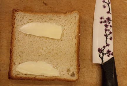 Фото шага рецепта Горячий бутерброд с крабовыми палочками в бутерброднице 191098 шаг 1  