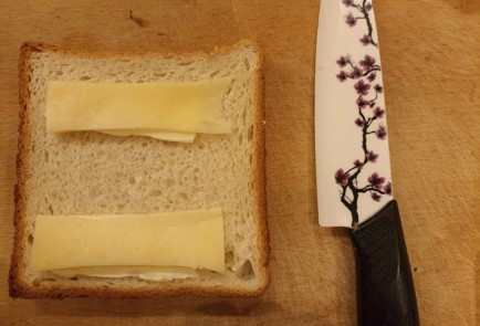 Фото шага рецепта Горячий бутерброд с крабовыми палочками в бутерброднице 191098 шаг 2  