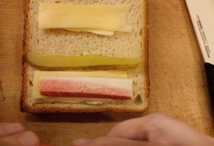 Фото шага рецепта Горячий бутерброд с крабовыми палочками в бутерброднице 191098 шаг 4  