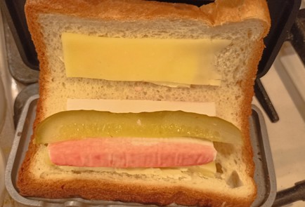 Фото шага рецепта Горячий бутерброд с крабовыми палочками в бутерброднице 191098 шаг 5  