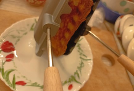 Фото шага рецепта Горячий бутерброд с крабовыми палочками в бутерброднице 191098 шаг 8  