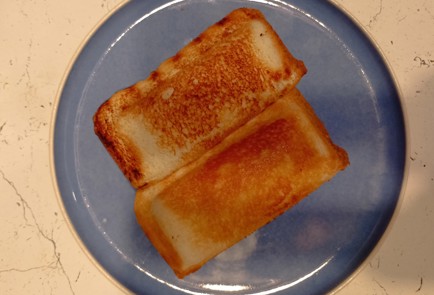 Фото шага рецепта Горячий бутерброд с крабовыми палочками в бутерброднице 191098 шаг 9  