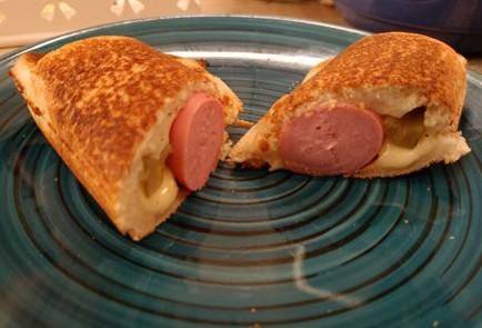 Фото шага рецепта Горячий бутерброд с сосиской 191096 шаг 11  