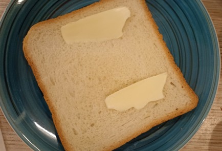 Фото шага рецепта Горячий бутерброд с сосиской 191096 шаг 2  