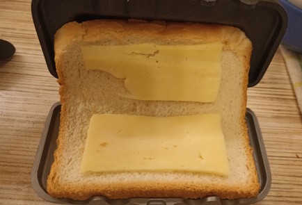 Фото шага рецепта Горячий бутерброд с сосиской 191096 шаг 4  