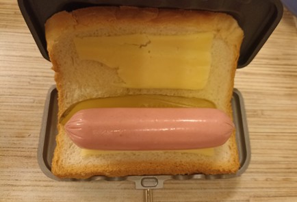 Фото шага рецепта Горячий бутерброд с сосиской 191096 шаг 6  