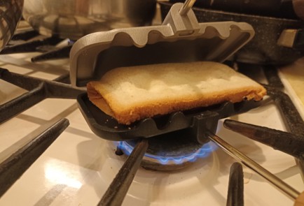 Фото шага рецепта Горячий бутерброд с сосиской 191096 шаг 9  