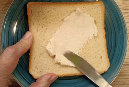 Фото шага рецепта Горячий бутерброд с тунцом и оливками 191097 шаг 1  