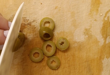 Фото шага рецепта Горячий бутерброд с тунцом и оливками 191097 шаг 2  