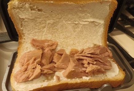 Фото шага рецепта Горячий бутерброд с тунцом и оливками 191097 шаг 3  