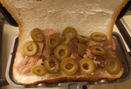 Фото шага рецепта Горячий бутерброд с тунцом и оливками 191097 шаг 4  