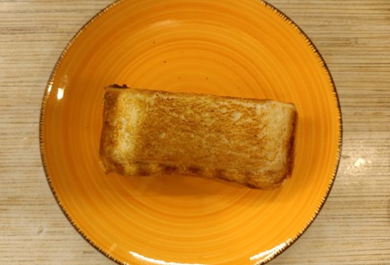 Фото шага рецепта Горячий бутерброд с тунцом и оливками 191097 шаг 7  