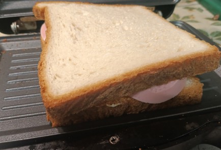 Фото шага рецепта Горячий бутерброд 190929 шаг 7