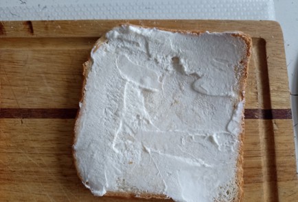 Фото шага рецепта Простой горячий сэндвич с красной рыбой и рикоттой 191175 шаг 2  