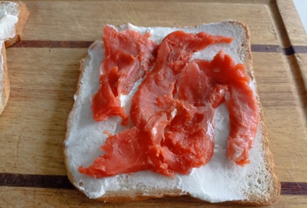 Фото шага рецепта Простой горячий сэндвич с красной рыбой и рикоттой 191175 шаг 3  