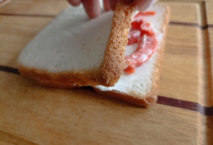 Фото шага рецепта Простой горячий сэндвич с красной рыбой и рикоттой 191175 шаг 4  