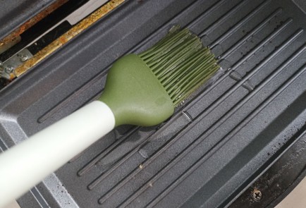 Фото шага рецепта Простой горячий сэндвич с красной рыбой и рикоттой 191175 шаг 5  