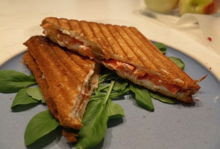 Фото шага рецепта Простой горячий сэндвич с красной рыбой и рикоттой 191175 шаг 8  