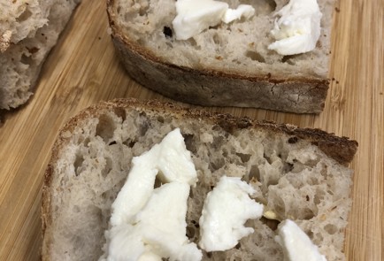 Фото шага рецепта Горячий сэндвич с куриным филе томатами и сыром 140855 шаг 6