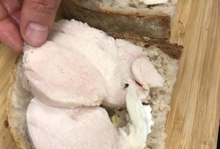 Фото шага рецепта Горячий сэндвич с куриным филе томатами и сыром 140855 шаг 7