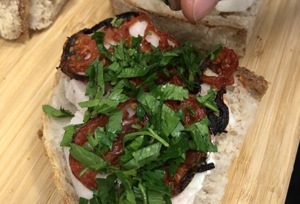 Фото шага рецепта Горячий сэндвич с куриным филе томатами и сыром 140855 шаг 9