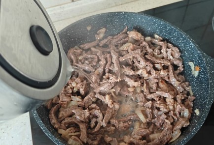 Фото шага рецепта Говядина тушеная подомашнему 190654 шаг 5