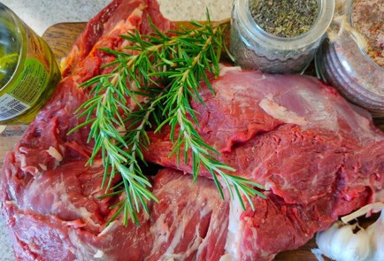 Фото шага рецепта Говядина поитальянски с чесноком и розмарином на мангале 190115 шаг 1