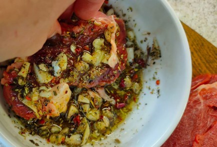 Фото шага рецепта Говядина поитальянски с чесноком и розмарином на мангале 190115 шаг 10