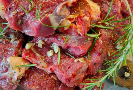 Фото шага рецепта Говядина поитальянски с чесноком и розмарином на мангале 190115 шаг 11