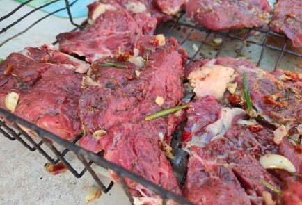 Фото шага рецепта Говядина поитальянски с чесноком и розмарином на мангале 190115 шаг 12