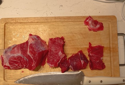 Фото шага рецепта Говядина тушенная покремлвски в сковороде 191250 шаг 2  