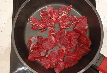 Фото шага рецепта Говядина тушенная покремлвски в сковороде 191250 шаг 3  