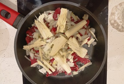 Фото шага рецепта Говядина тушенная покремлвски в сковороде 191250 шаг 5  