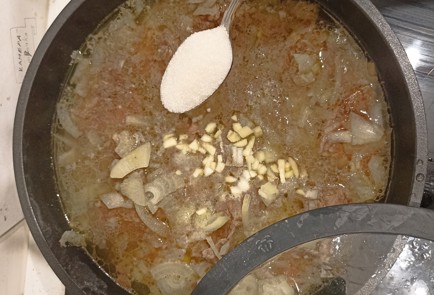 Фото шага рецепта Говядина тушенная покремлвски в сковороде 191250 шаг 7  